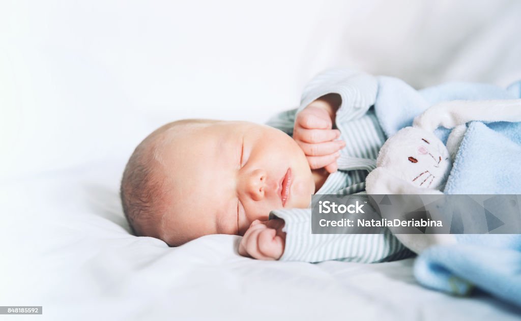Neugeborene schlafen ersten Tage des Lebens. - Lizenzfrei Baby Stock-Foto
