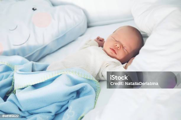 Photo libre de droit de Nouveauné Dormir Les Premiers Jours De Vie banque d'images et plus d'images libres de droit de Bébé - Bébé, Dormir, Nouveau-né