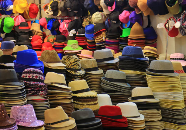 les chapeaux colorés qui ne compte pas et bon nombre de piles de chapeau dans la boutique de chapeau - hat shop photos et images de collection