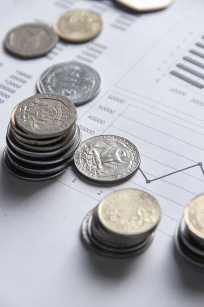 Presentación de la información comercial en informe de negocio blanco con monedas extranjeras. - foto de stock