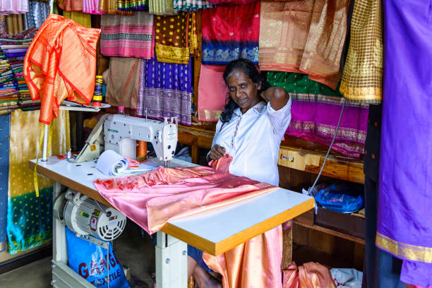 sarta nel mercato centrale di kandy, sri lanka - mannequin dressmakers model tape measure female foto e immagini stock