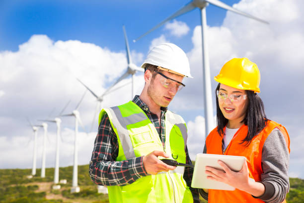 engenheiros de turbinas eólicas - renewable energy audio - fotografias e filmes do acervo