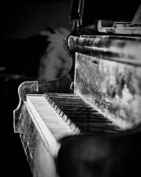 istock Old abandoned piano and a memory of nice sounds 848285220