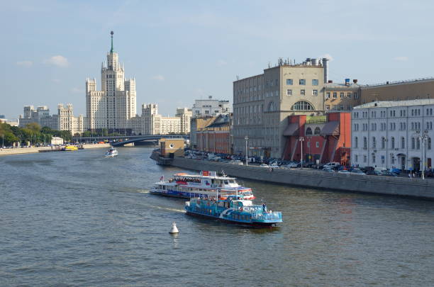 navires à voiles, le long de la moskova. s’appuyant sur les quais de kotelnicheskaïa, russie - kotelnicheskaya photos et images de collection