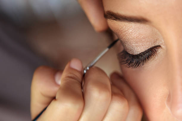 piękna modelka stosująca makijaż przez wizażystkę. - brushing women make up ceremonial makeup zdjęcia i obrazy z banku zdjęć