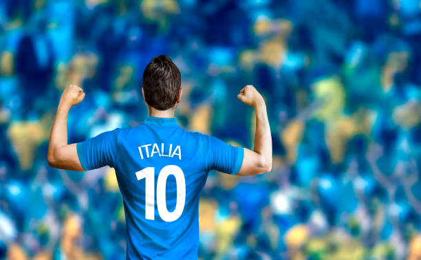 abanico italiano / jugador celebrando - cheering men t shirt celebration fotografías e imágenes de stock