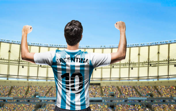 celebrando el fan argentino - cheering men t shirt celebration fotografías e imágenes de stock