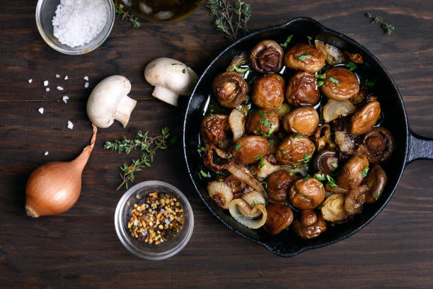 fried mushrooms - food high angle view table stew imagens e fotografias de stock