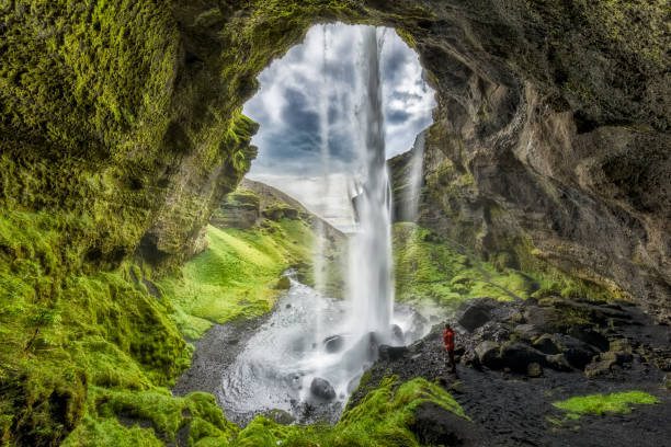 turysta w majestic kvernufoss waterfall na islandii - minature waterfall zdjęcia i obrazy z banku zdjęć