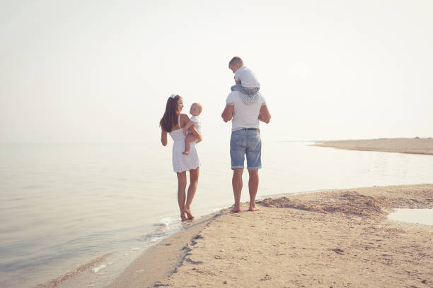 Giovane famiglia sulla spiaggia - foto stock