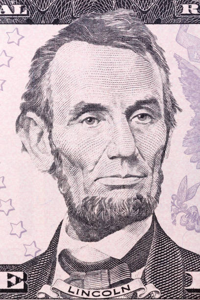 retrato de abraham lincoln na cinco e.u. dólar - close up one dollar bill history finance - fotografias e filmes do acervo