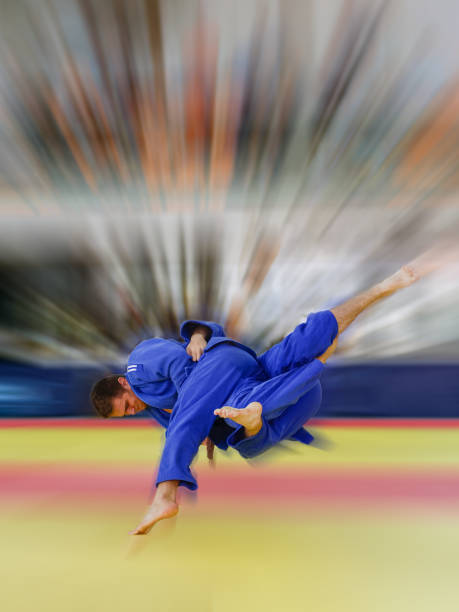 블루 judogi 놀라운 우 치 마 타와 한판에 대 한 그의 상대를 던지고 있는 judoka - wrestling mat 뉴스 사진 이미지