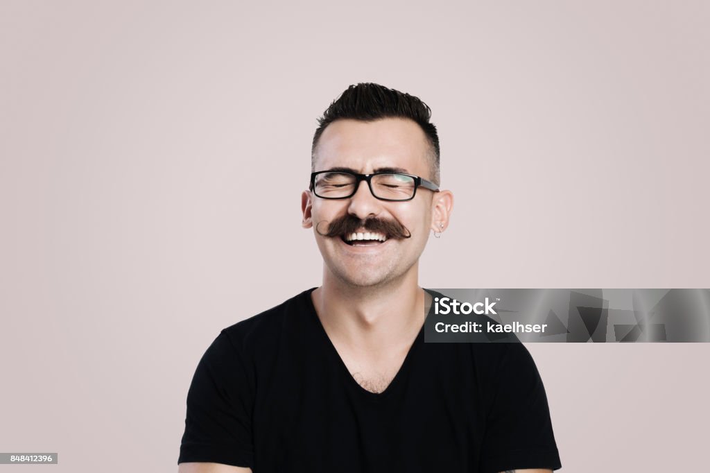 Jeune homme avec moustache en riant - Photo de Moustache libre de droits