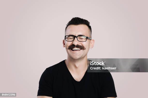 Photo libre de droit de Jeune Homme Avec Moustache En Riant banque d'images et plus d'images libres de droit de Moustache - Moustache, Hommes, Portrait - Image