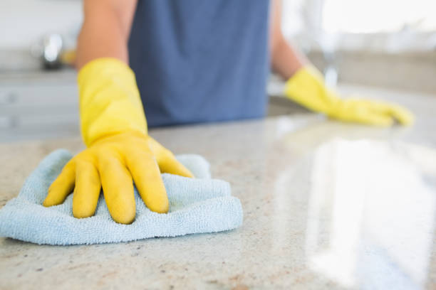 カウンターの清掃の女性 - cleaning domestic kitchen counter top housework ストックフォトと画像