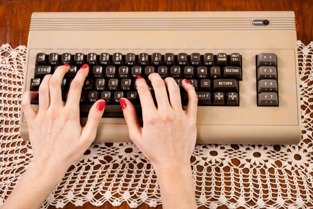 mulher escrevendo no teclado do computador velho - computer key old fashioned retro revival alphabet - fotografias e filmes do acervo