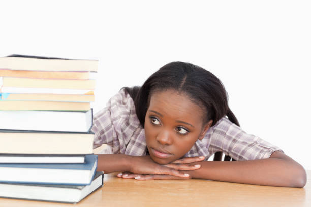 estudante, olhando uma pilha de livros - schoolgirl boredom frustration adult student - fotografias e filmes do acervo