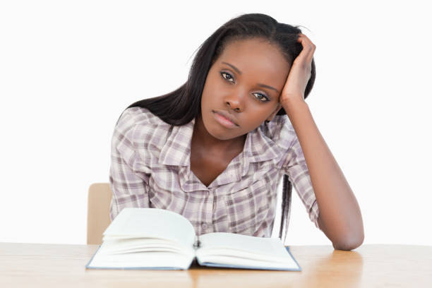 estudante tentando ler um livro - schoolgirl boredom frustration adult student - fotografias e filmes do acervo