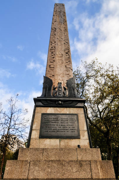 Cleopatra's Needle, London, UK Cleopatra's Needle Sphinx in London (one of the three Ancient Egyptian monument re-erected in London, Paris, and New York City during the nineteenth century) hhh stock pictures, royalty-free photos & images