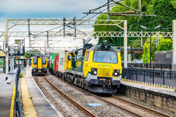 tren de envase freightliner pasa del servicio de cercanías midland de londres - non urban scene railroad track station day fotografías e imágenes de stock