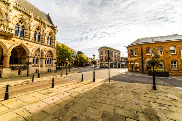 arquitetura gótica do prédio guildhall de northampton, inglaterra. - northamptonshire - fotografias e filmes do acervo