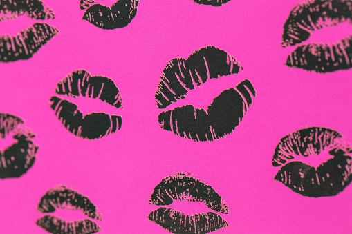 Hermosos labios sobre un fondo rosa photo