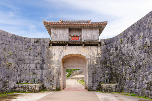 kankaimon tor - shuri castle stock-fotos und bilder