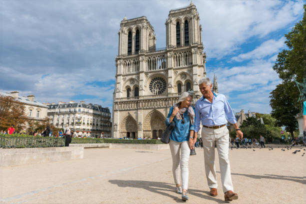 happy seniors in paris, having a wonderful vacation - european destination imagens e fotografias de stock