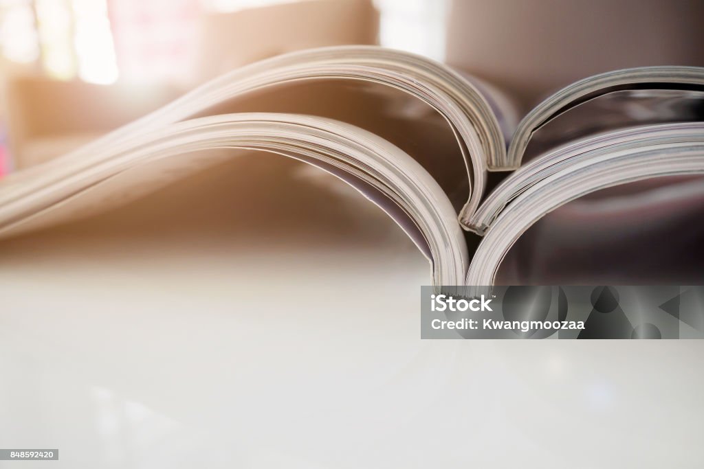 mucchio di riviste impilare su tavolo bianco in soggiorno - Foto stock royalty-free di Rivista - Pubblicazione