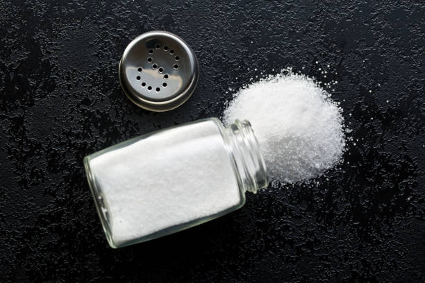 ホワイトの塩 - salt shaker salt table food ストックフォトと画像
