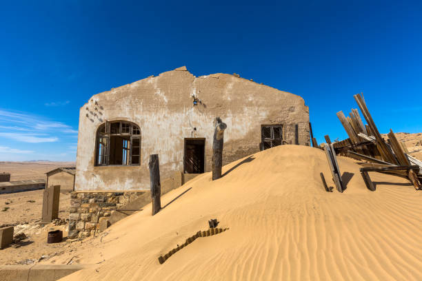 istock Sand dune agains ruins of building 848615820