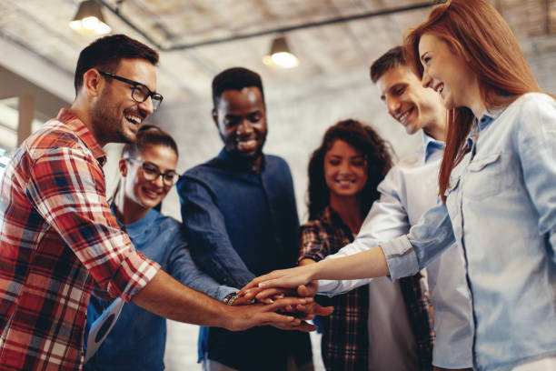 Les jeunes gens montrant l’esprit d’équipe mise au point sur les mains - Photo