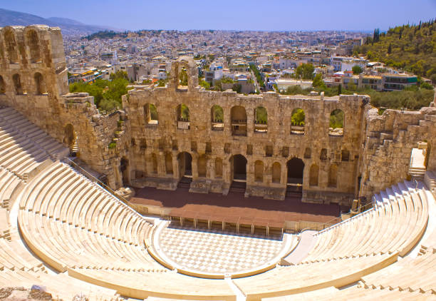 o teatro de herodes ático. um lugar histórico da antiga civilização. atração turística da europa. a vista das montanhas. - herodes atticus - fotografias e filmes do acervo