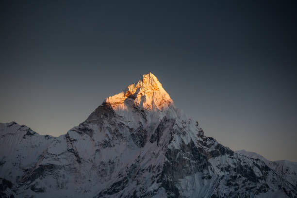 ヒマラヤ、ネパールのクーンブ谷の夕暮れ amadablam ピーク - amadablam ストックフォトと画像