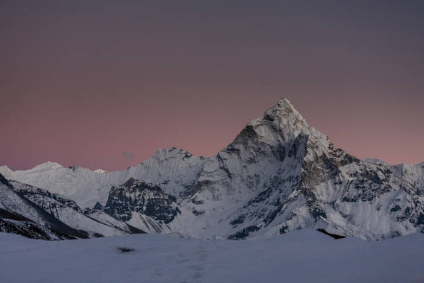 pico amadablam al atardecer en el valle de khumbu, en nepal, himalaya - amadablam fotografías e imágenes de stock