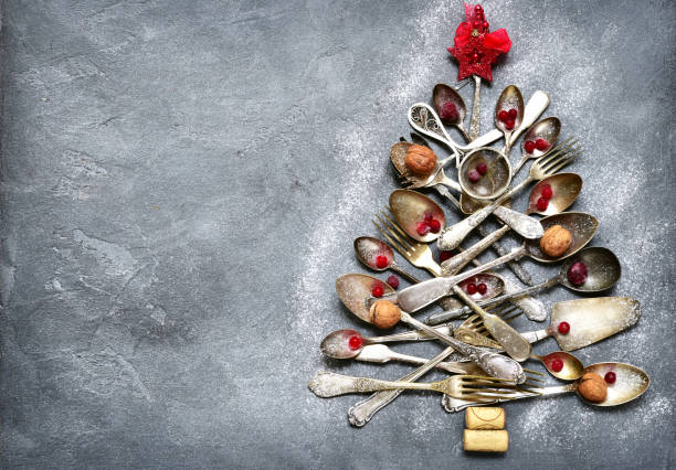 カトラリーから作られた抽象的なクリスマス ツリー - spoon fork table knife place setting ストックフォトと画像