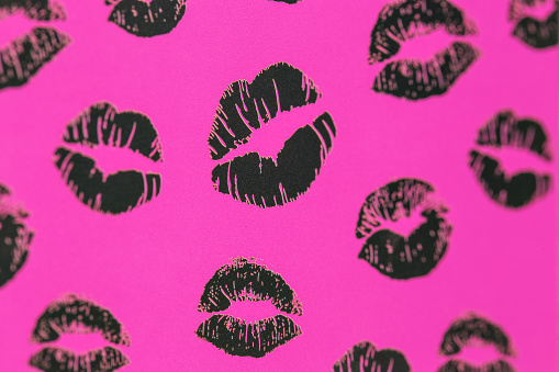 Hermosos labios sobre un fondo rosa photo