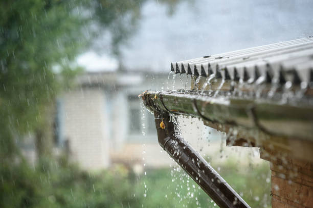 rain flows down from a roof down rain flows down from a roof down shower stock pictures, royalty-free photos & images