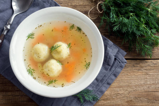 zuppa di palla matzoh - soup appetizer vegetable vegetarian food foto e immagini stock