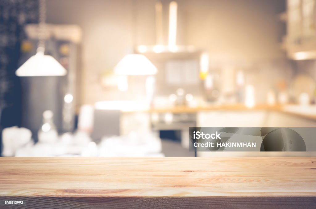 Tabela de madeira superior na luz abstrata da sala cozinha - Foto de stock de Cozinha royalty-free