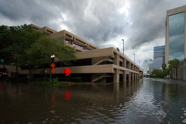 hurricane irma strikes united states - florida weather urban scene dramatic sky imagens e fotografias de stock