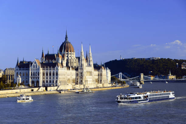 ungarisches parlamentsgebäude, budapest - budapest danube river river hungary stock-fotos und bilder