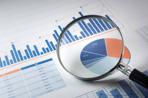 graphique de croissance en forme de loupe et affaires / finances - étude de marché photos et images de collection