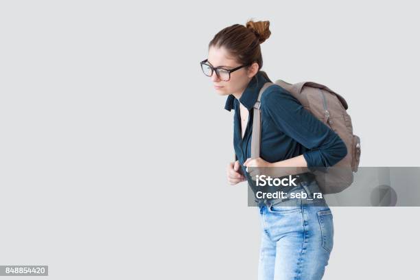 Studentin Mit Schweren Schultasche Stockfoto und mehr Bilder von Schwer - Schwer, Rucksack, Universitätsstudent