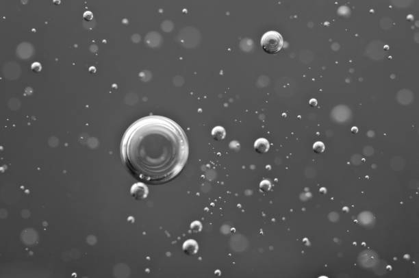 水中の気泡にはモノクロで。マクロ - sea light water surface water form ストックフォトと画像