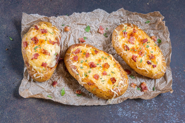 запеченный картофель с беконом, сыром и луком - potato skin стоковые фото и изображения