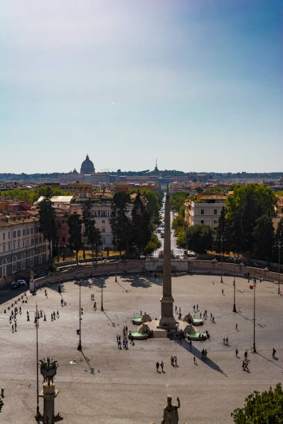 vista superior de un obelisco egipcio en piazza del popolo, roma - people of freedom italian party fotografías e imágenes de stock