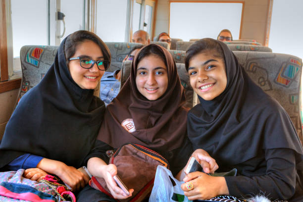 porträtt av tre iranska skolflickor ombord på fartyget, södra iran. - iranian girl bildbanksfoton och bilder
