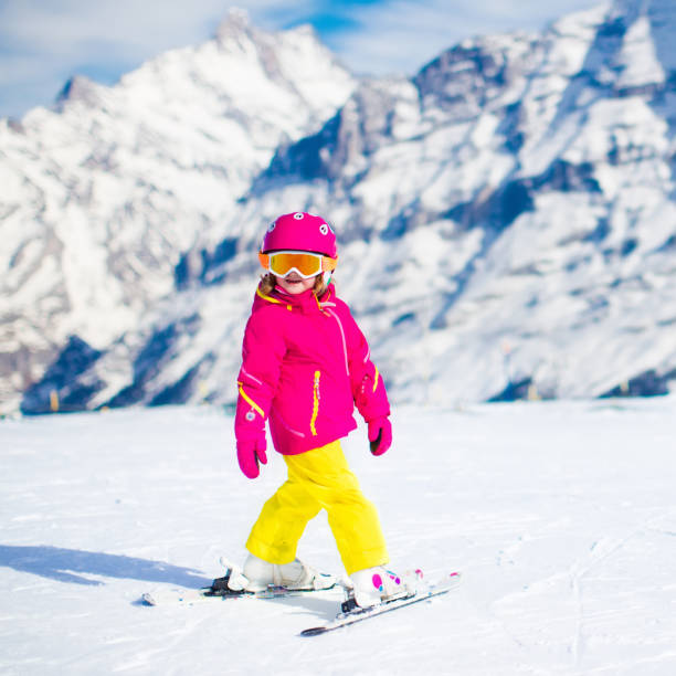 De databank Reis Klimatologische bergen Ski And Snow Fun Child In Winter Mountains Stock Photo - Download Image Now  - Active Lifestyle, Austria, Auvergne-Rhône-Alpes - iStock