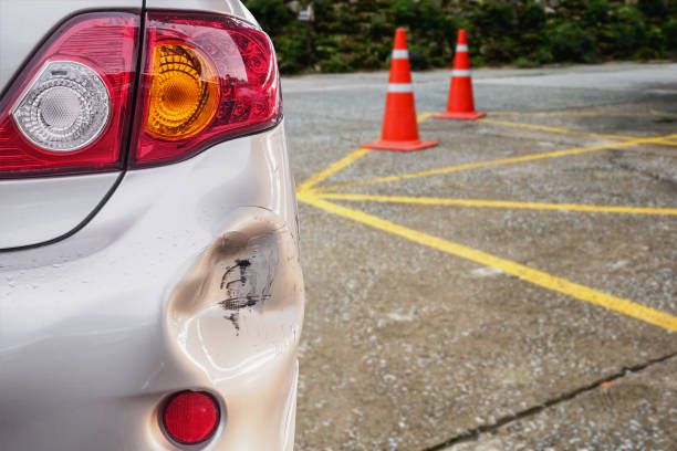 voiture a cabossé le pare-chocs arrière endommagé après l’accident - dented photos et images de collection